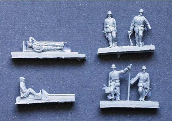 German Field Medics & wounded 5 figs:39-44